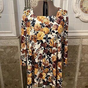 C W Classics. Size 4X. Square Neck. Gathered Relaxed Fit. Stretch Top. B55